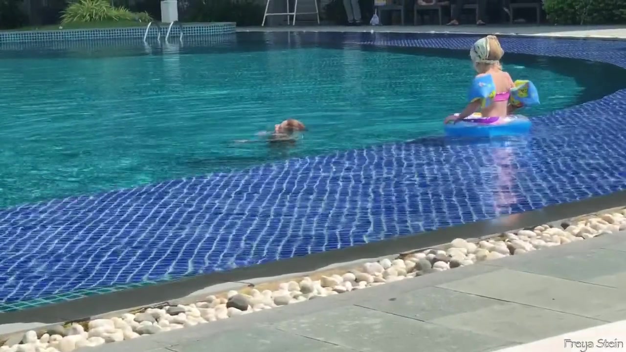 Sobestshow, Freya Stein – public handjob in the pool, under water