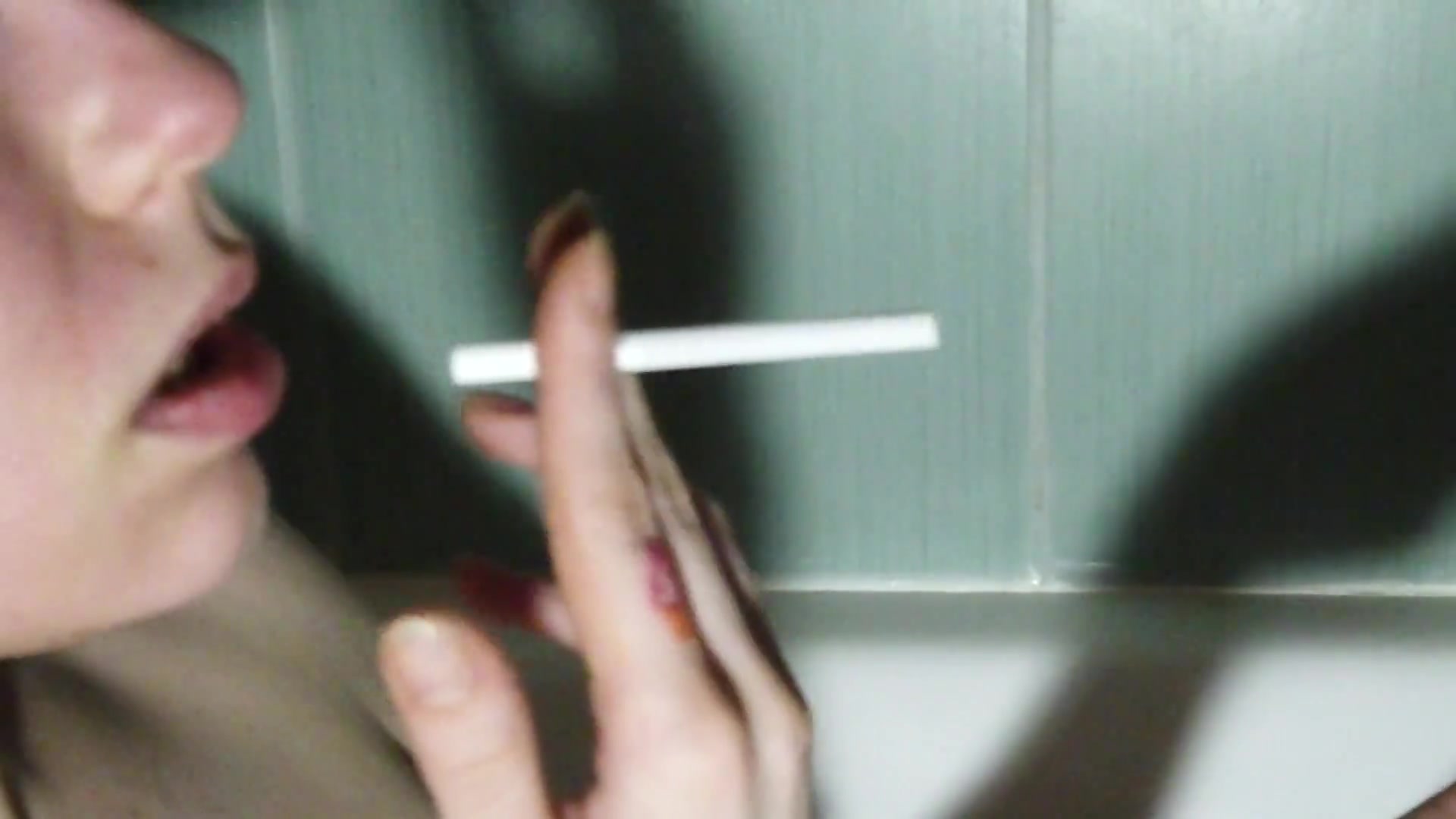 XcreaMMollyX – Smoking Girl In Slow Motion. Lips