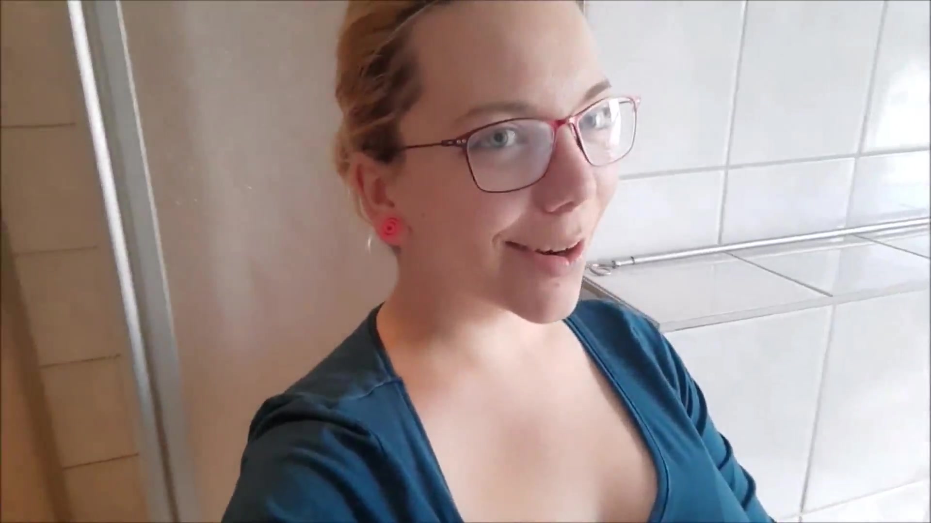 JuleStern – Wunschvideo – Meine großen Schwangeren-Titten kneten und einoelen