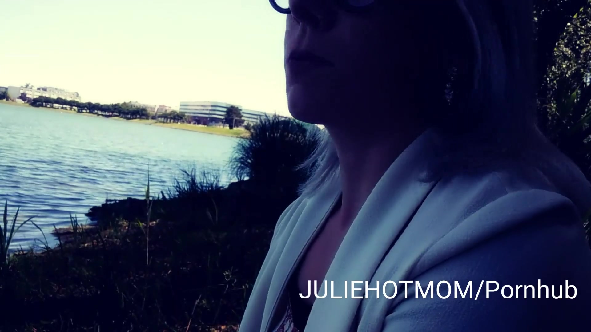 Julie Holly – baise avec beau-fils au bord du lac.