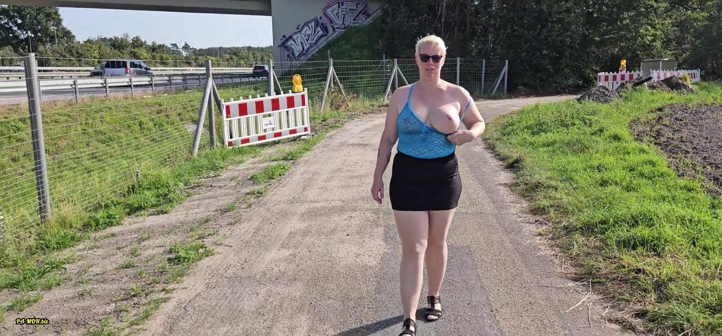 UserBitch – Blanke Titten an der Autobahn