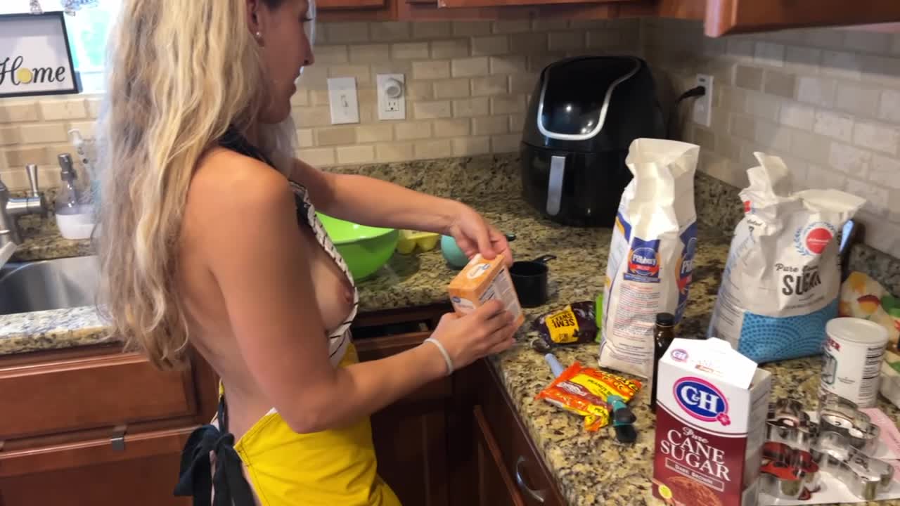 Erikaswingz Baking Cookies Naked