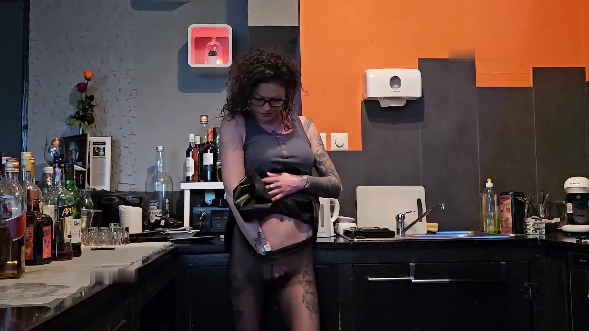 Sydney_Schmid – Werde ich jetzt erwischt – Geil in der Bar