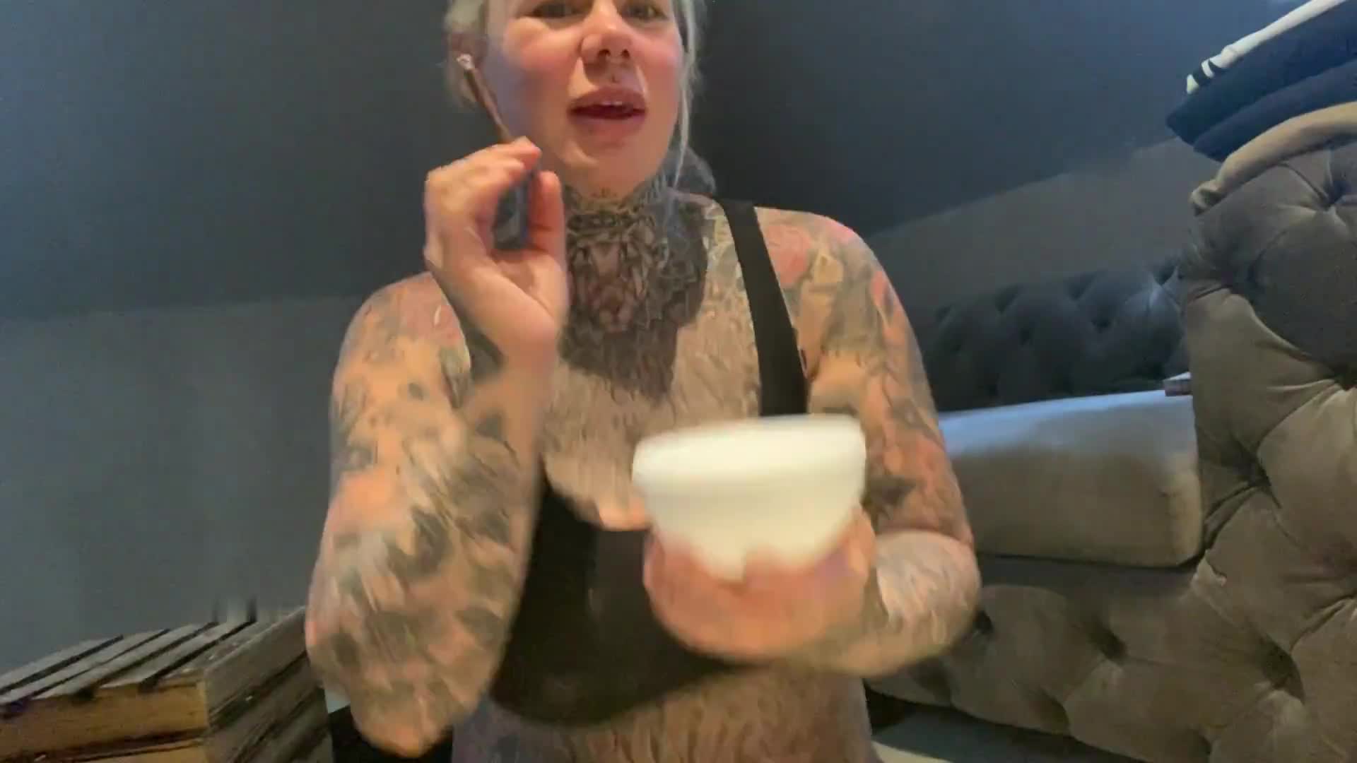 SteffiBlond – Smoking ASI FOTZEN BITCH I ich qualm die ganze asi hütte voll