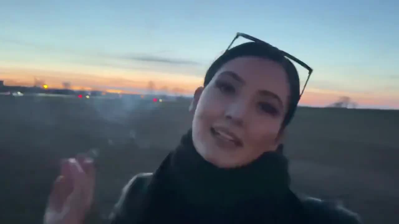 SugarLina – Rauchfetisch Video mit Sugarlina auf dem Feld