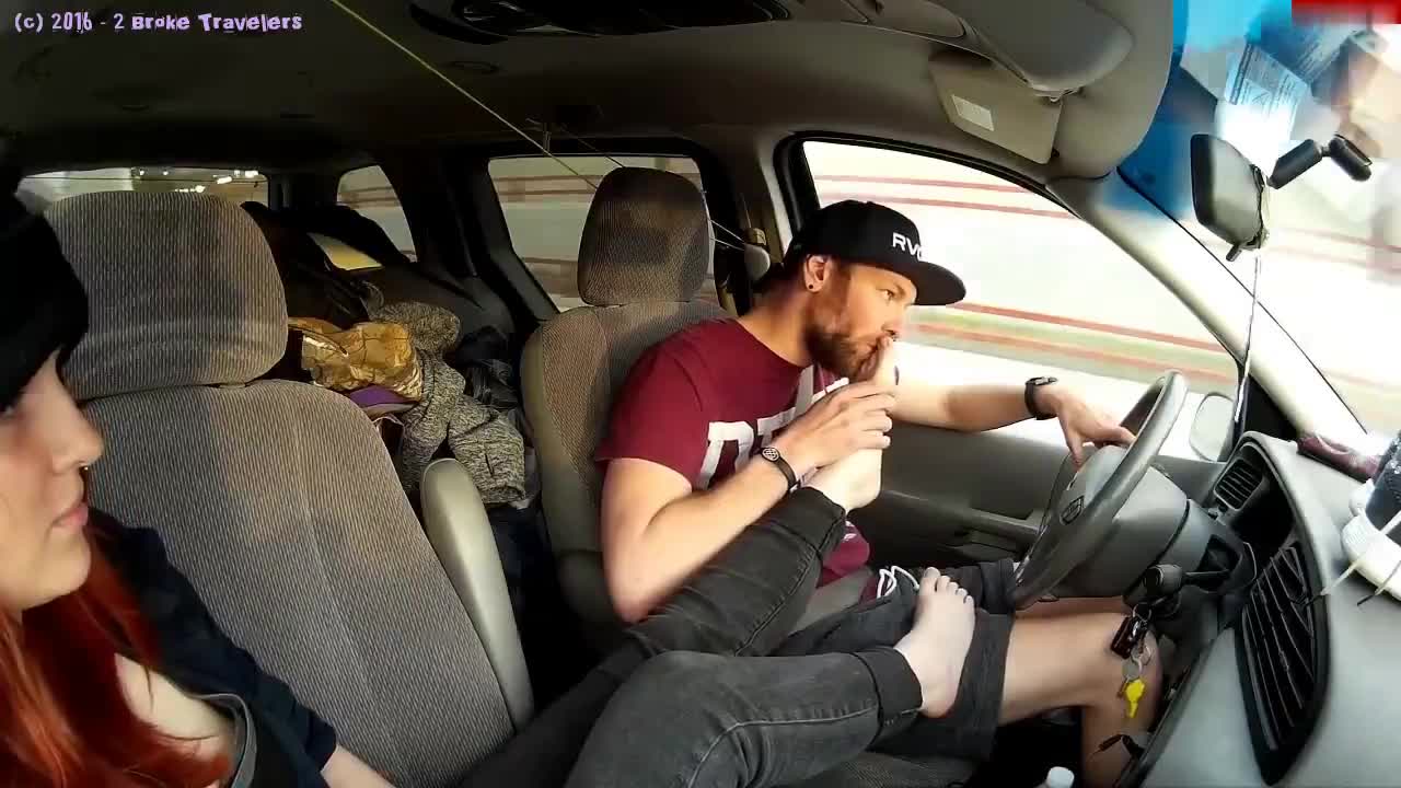 2BrokeTravelers – Footjob nach dem riechen meiner Sneaker und Füße