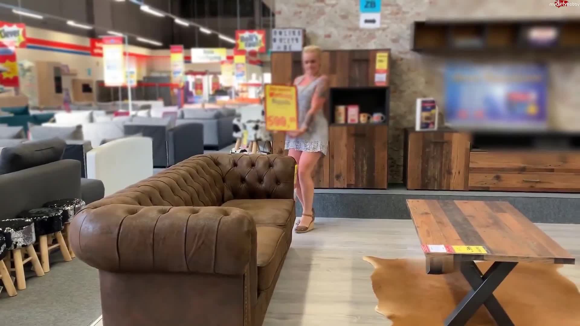 SteffiBlond – Public Sofa kauf mit Sophie – Ob es den harten Pissstrahl von mir au…