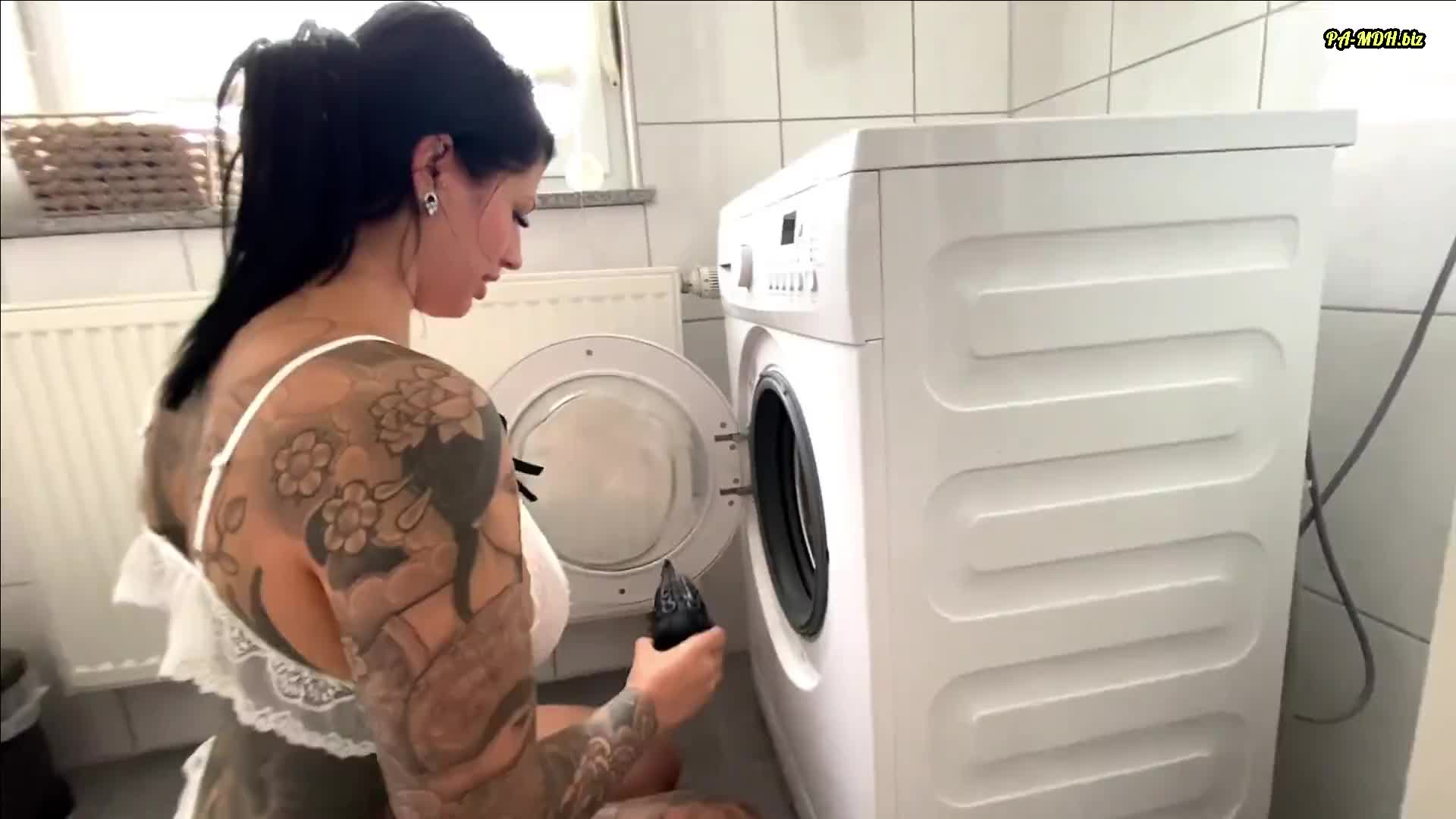 KiraKane – Notgeile Hausfrau reitet XXL Schwanz auf der Waschmaschine
